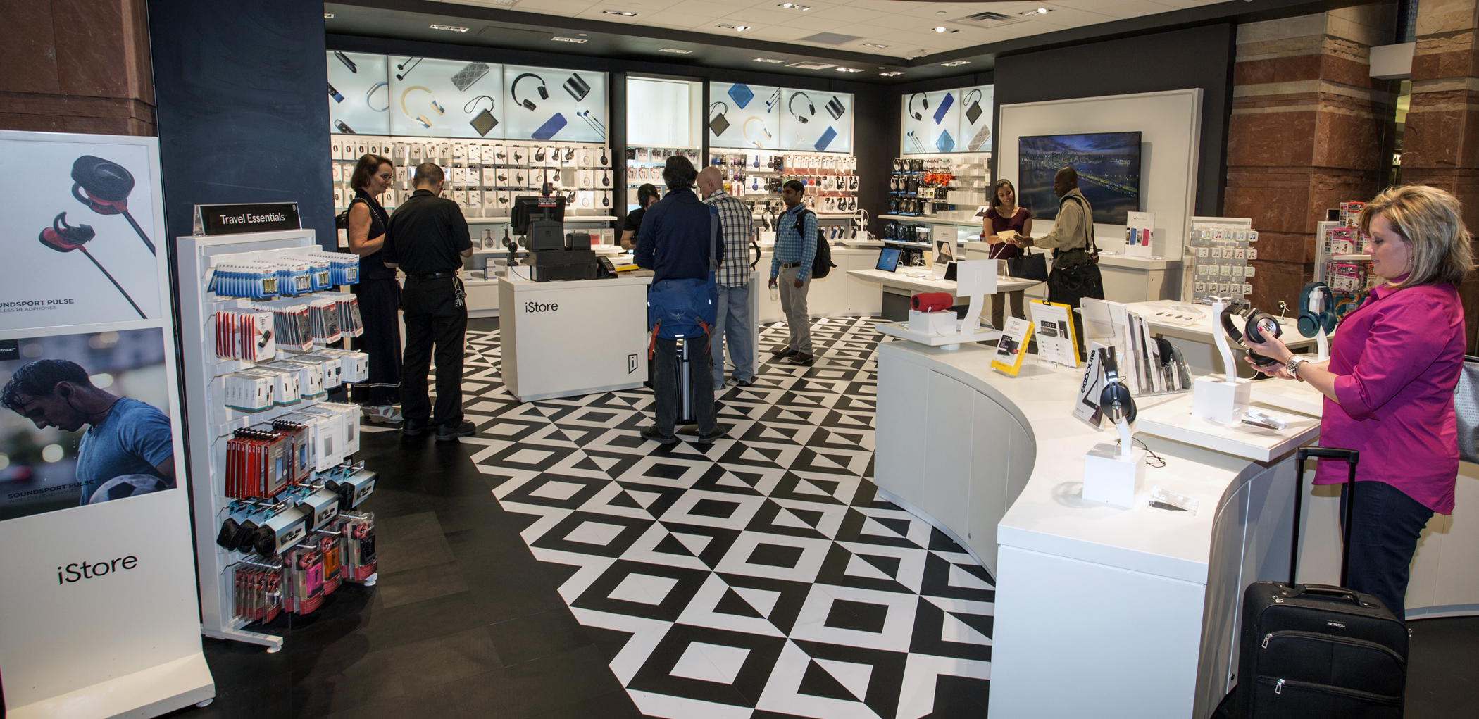 Guests shopping in Terminal 4