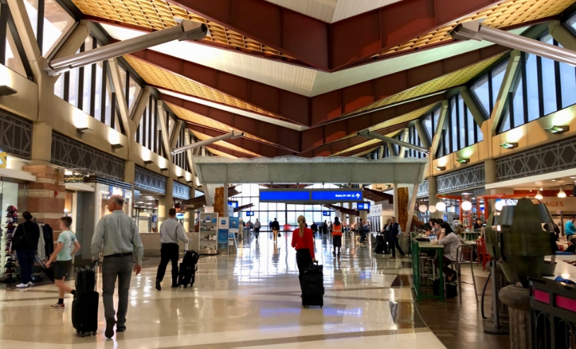 People traveling through Phoenix Sky Harbor International Airport